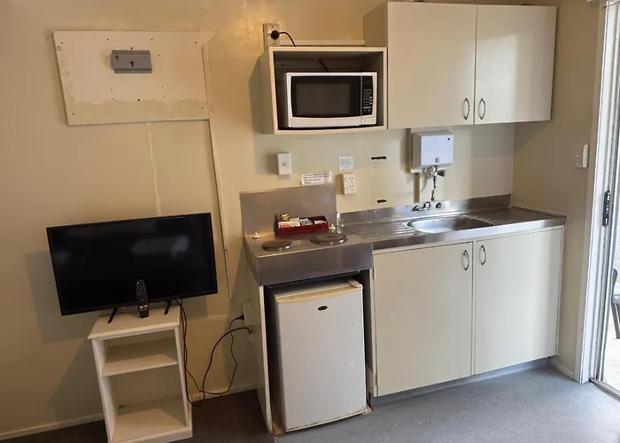 Camellia Court Family Motel