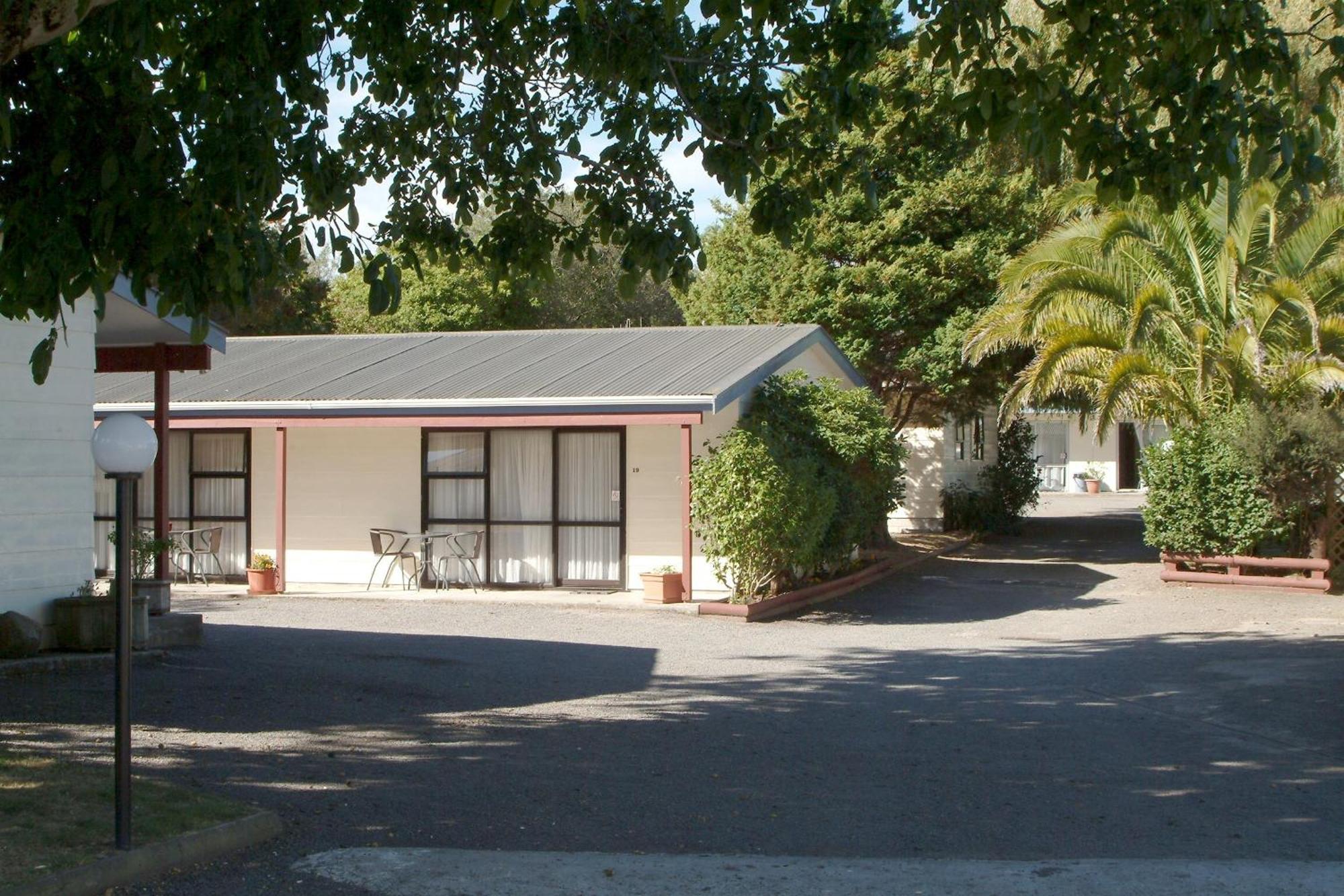 Motel Camellia Court Family