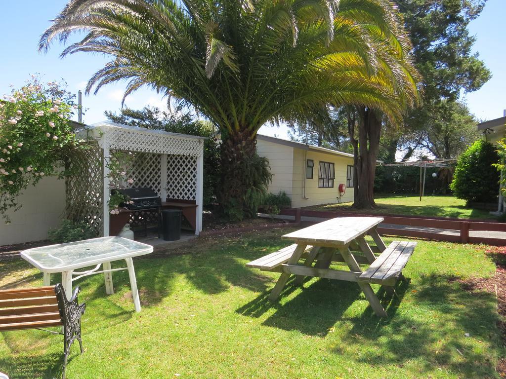 Camellia Court Family Motel