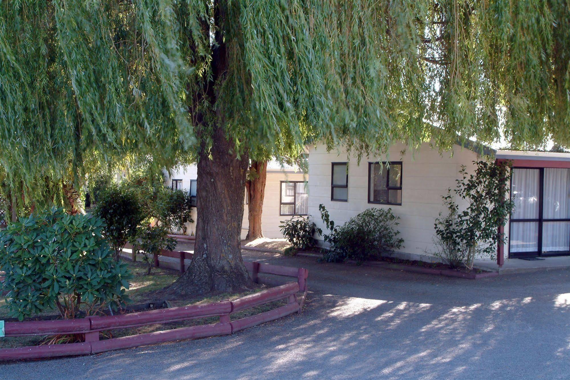 Camellia Court Family Motel