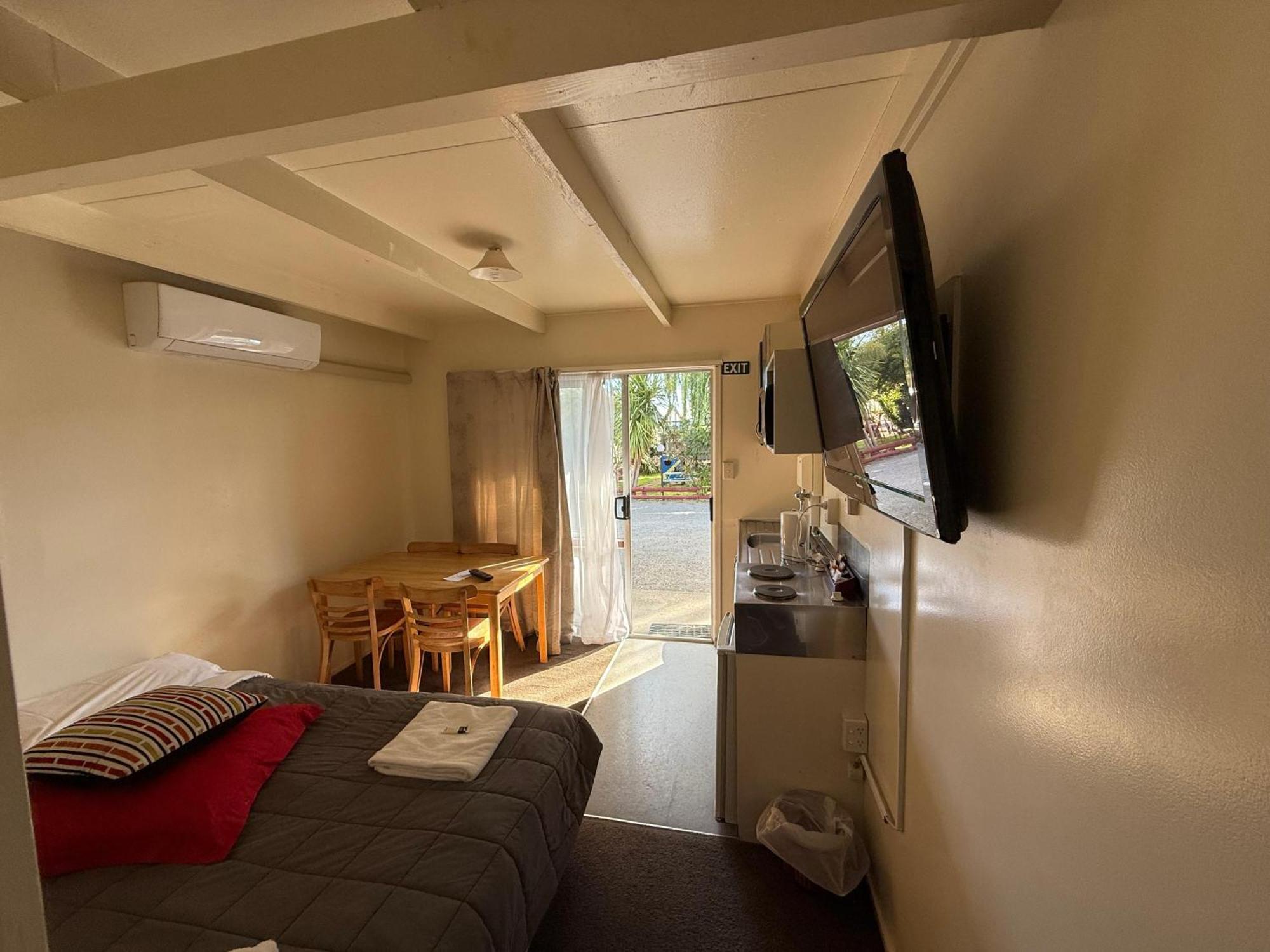 Camellia Court Family 3* Tauposee