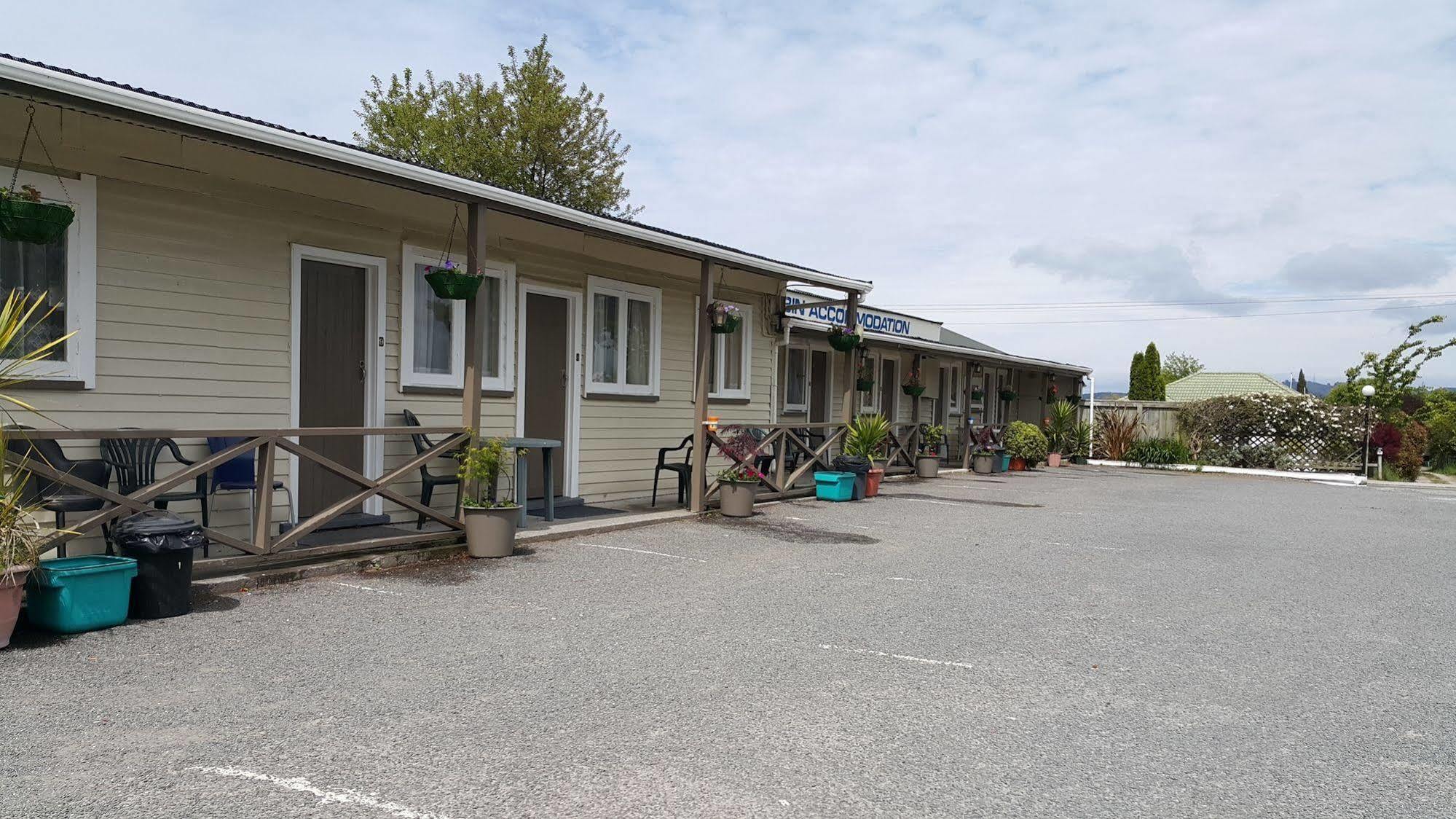 Motel Camellia Court Family